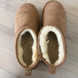 UGG Mini Boots – Chestnut – Women’s Size 9
